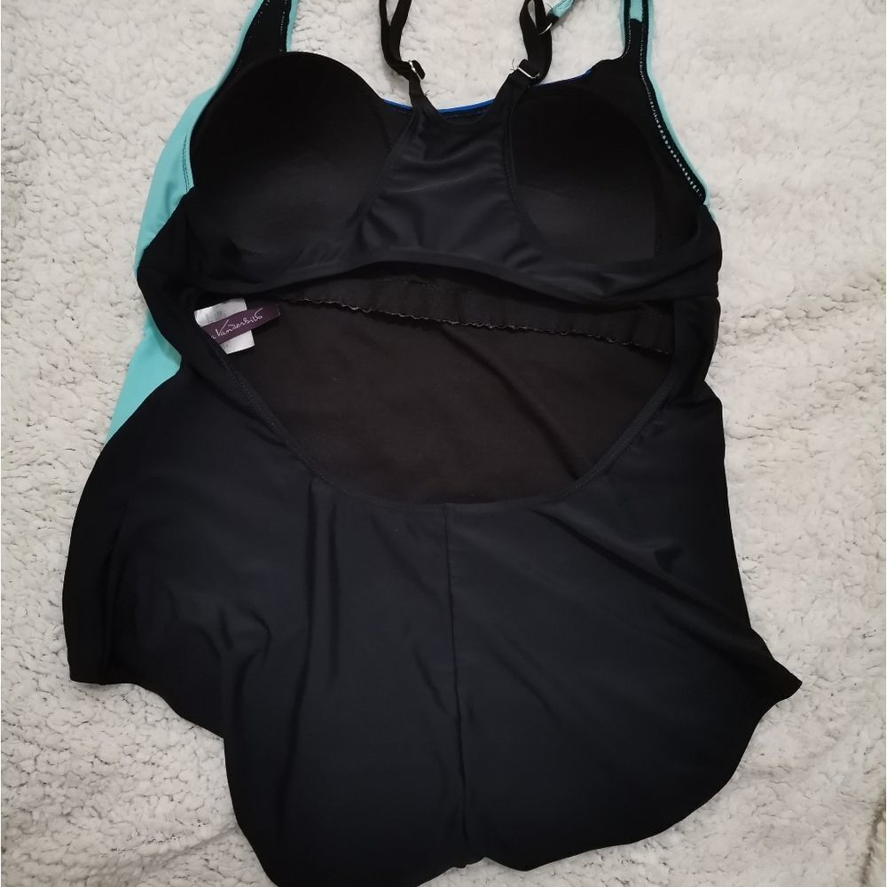 Gloria Vanderbilt Bathing Suit. - Picture 2 of 6